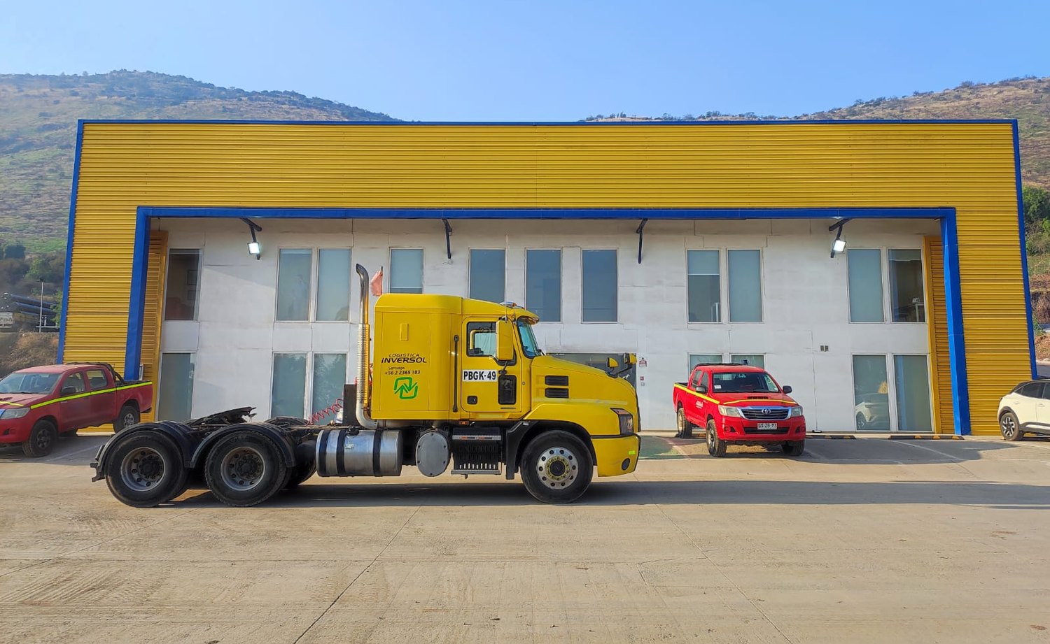 Tractocamión de Logística Inversol frente a las instalaciones de la empresa