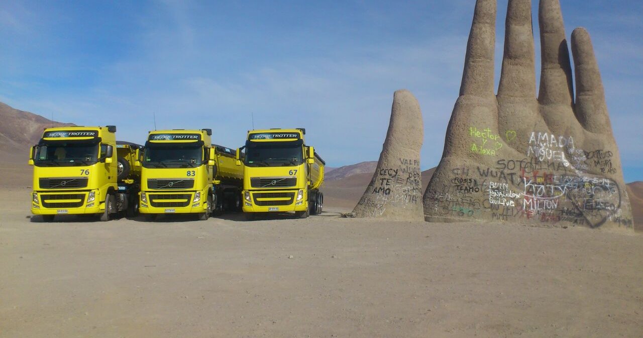 Flota de Logística Inversol junto a la Mano del Desierto, en Antofagasta